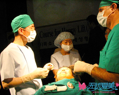 韩国美来整形医院金院长正在进行手术