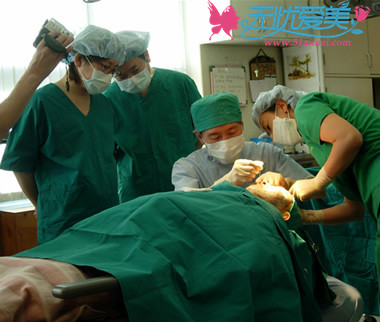 韩国美来整形医院金院长正在进行手术