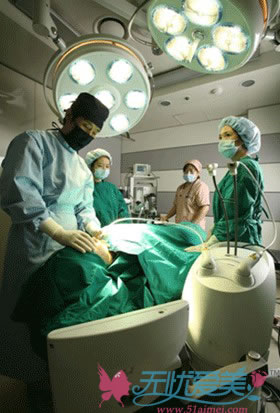 韩国原辰整形医院专家正在实施手术