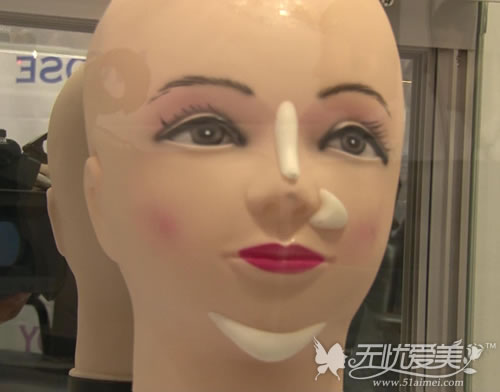 韩国BK整形博物馆展示隆鼻效果的假体模特