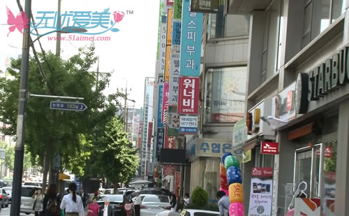 在韩国整容一条街上，面对200多家整形医院，如何选择适合自己的整形医院