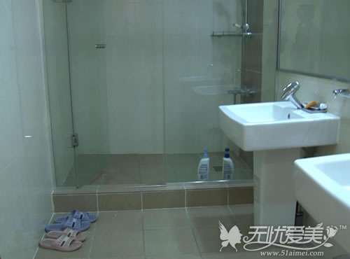 韩国IAM口腔医院洗浴室为求美者免费提供洗头膏、拖鞋，小小细节体现医院周到的服务