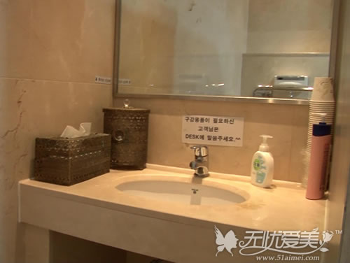 韩国IAM口腔医院盥洗室为求美者准备备用灯泡，细微之处见证医院周到的服务