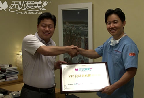 图为无忧爱美网CEO郑朝峰先生(左）与韩国巴诺巴奇整形医院潘在常院长（右）授牌时的合影。
